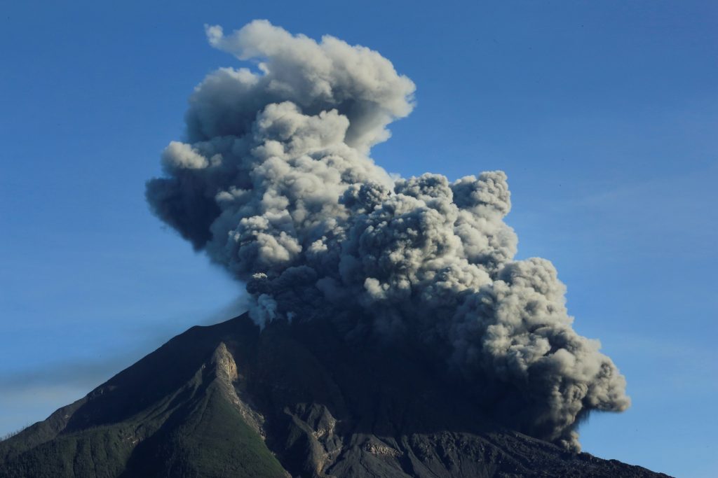 इन्डोनेसियामा ज्वालामुखी विस्फोट
